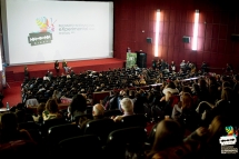 Imaginea sălii de cinematograf cu public, în timpul unui festival de film. 